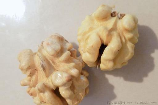 新核桃里面的核桃皮怎么快速去掉（核桃去皮的简单方法）