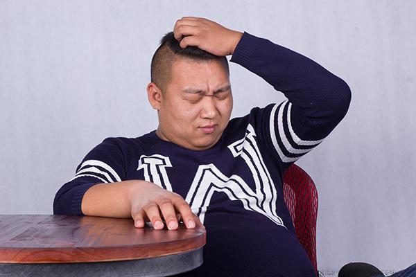 女人多大年龄有白头发算正常（不到60岁有很多白发说明什么）