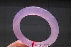 女人佩戴紫罗兰翡翠好处