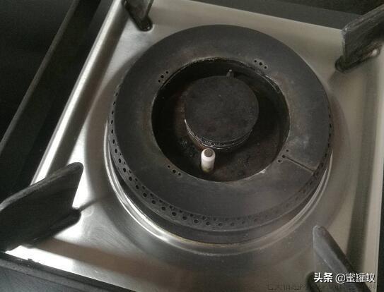 煤气灶点火后一会就熄火什么原因（打着火松手就灭的故障）