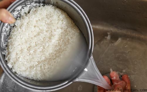 淘米水的日常小妙用 淘米水洗脸有助舒缓皮肤瘙痒