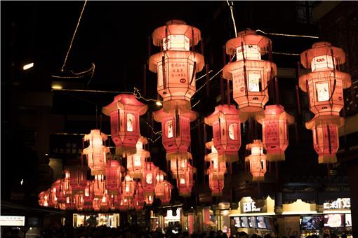 正月十五送灯烧纸吗？