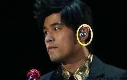 歌手演唱会耳朵戴的是耳机吗 带着耳返里面到底播放的是什么