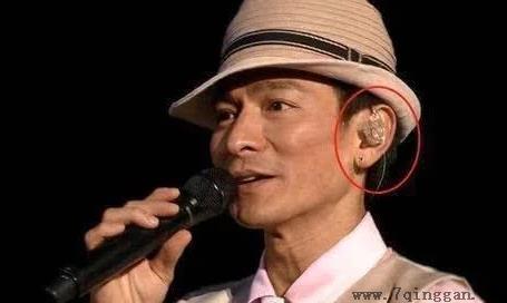 歌手演唱会耳朵戴的是耳机吗 带着耳返里面到底播放的是什么