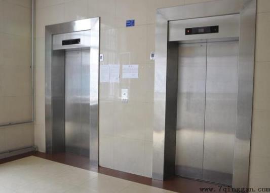 电梯坠落死亡案例多吗？电梯突然下坠如何自救？