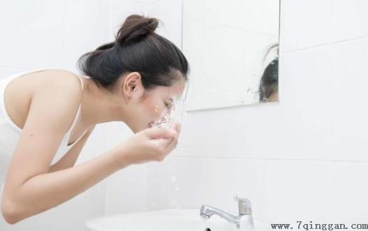 夏天脸上出油用吸油纸好吗 夏天脸上出油用什么洗面奶