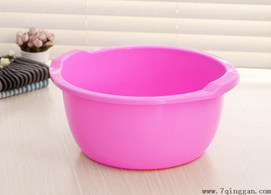 塑料盆周围有黑垢怎么处理？