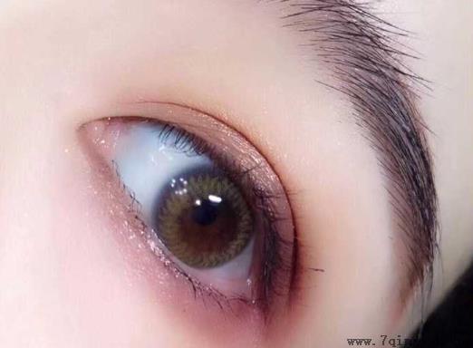 美瞳滑进眼球里不见了怎么取出?
