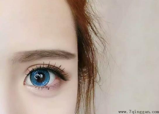 美瞳滑进眼球里不见了怎么取出？