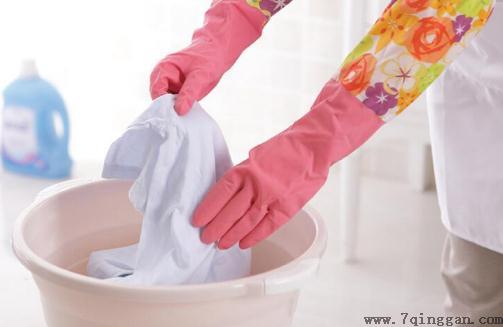 夏天衣服用热水洗还是冷水洗好 夏天衣服用肥皂洗还是洗衣液洗