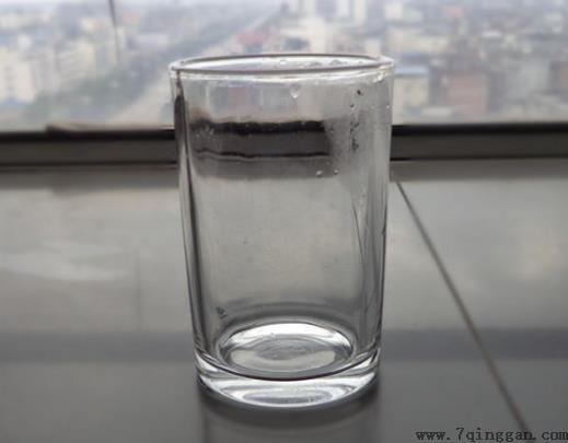 玻璃杯怎么洗干净不留水渍？为什么玻璃杯壁总有脏的？