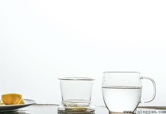 玻璃杯怎么洗干净不留水渍？