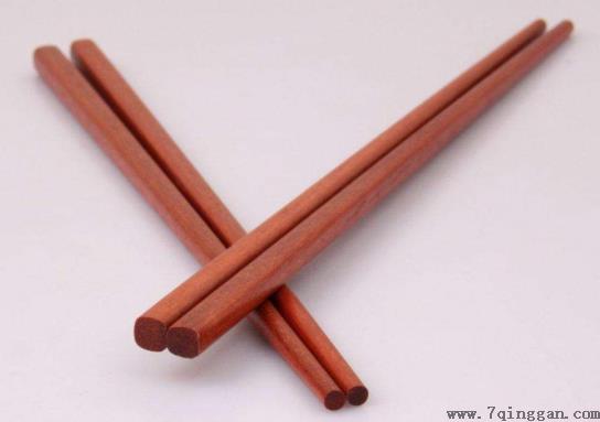 为什么煮木筷子的水是绿色的?筷子用热水煮变成红水了有毒吗?