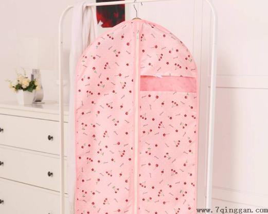 衣服防尘罩是塑料的好还是布的好?衣服放在防尘袋里面会不会霉?