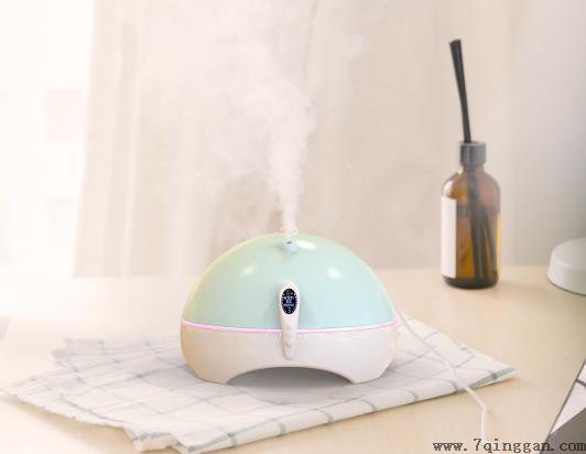 加湿器可以放在空调下面吗？加湿器对着脸能补水吗？