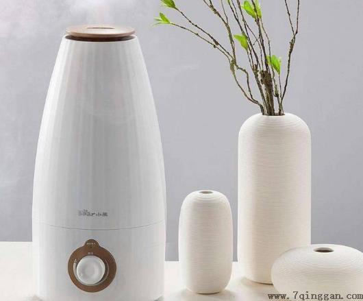 加湿器可以加开水吗？加湿器一定只有在空调开时才能用吗？