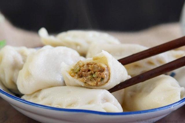 饺子下锅煮需几分钟（怎么煮速冻饺子）